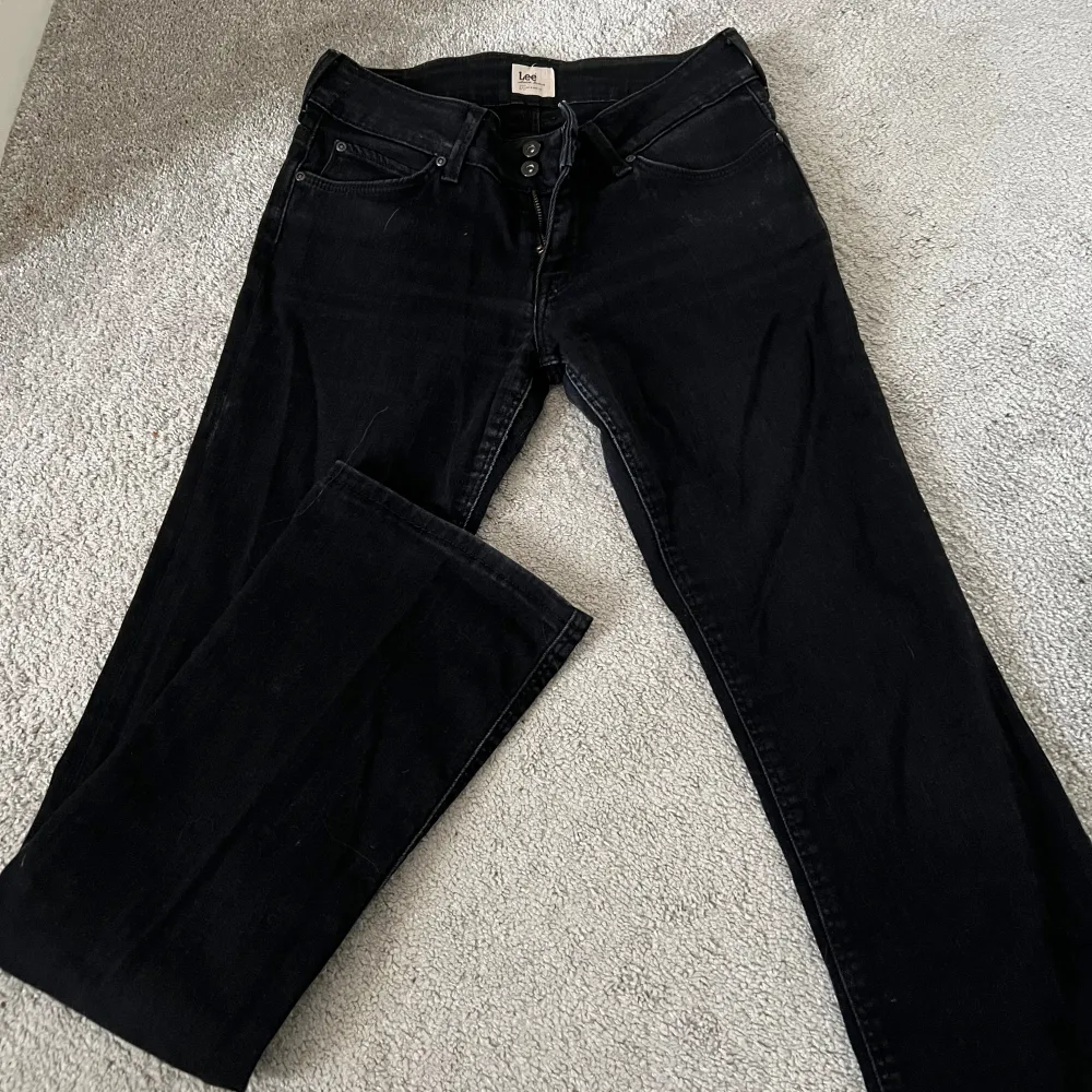 Svarta Lee jeans innerbensmått:78cm Midjemått:37-38cm Säljer dessa då kag växt ur dem. Jeans & Byxor.