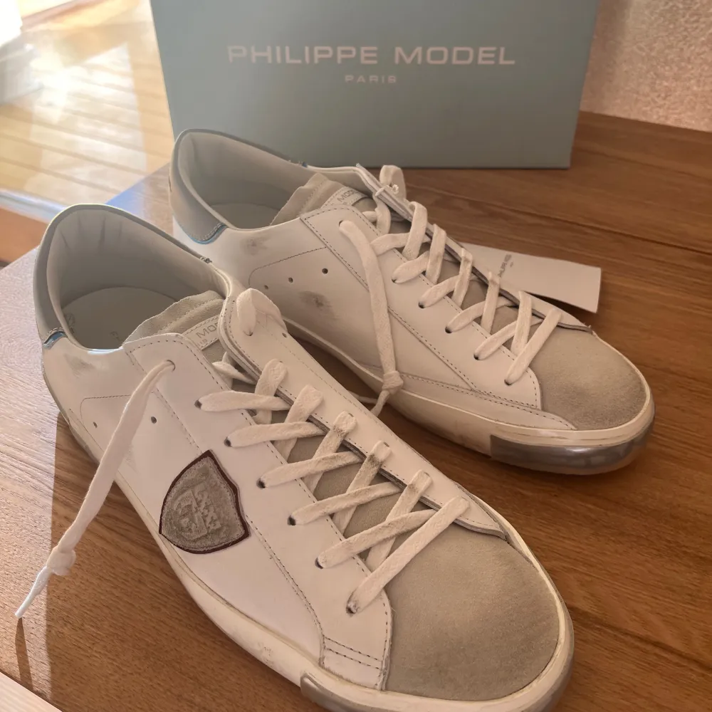 Dessa tvär feta PHILIPPE MODELS (HELT NYA) | Size - 45 | Box ingår |Fraktar via Instabox eller PostNord på köparens bekostnad | Om du har några frågor eller funderingar, tveka inte att höra av dig! . Skor.