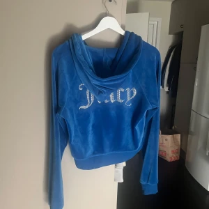 Mörkblå juicy hoodie  - Mörkblå juicy hoodie, knappt använd och alla stenar sitter kvar. Någon mindre fläck som går bort i tvättmaskin. Pris kan diskuteras vid snabb affär 