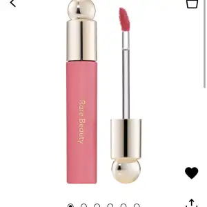 Läppprodukt från Rare Beauty i den ljusaste färgen som heter hope, den lämnar kvar en tint på läpparna efter!💕har endast duttat på en gång på läpparna annars helt oanvänd, köpt på sephora för 339 kr