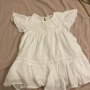 En vit Ginatricot blus  - En vit ginatricot blus i bra skick och använt ett fåtal gånger.