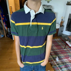 Ralph Lauren Polo - Ralph Lauren tröja med krage passar S-M inga defekter eller fläckar skriv om ni har frågor 