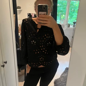 Svart blus🖤 - Superfin svart blus från shein med knyte som man kan ta bort🖤använd en enda gång