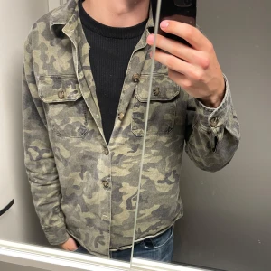 Camo Jacka - Skön camo jacka i storlek M! Bra skick utan defekter! Skriv pm vid funderingar!