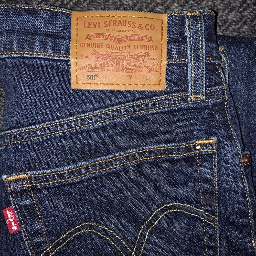 Ett par riktigt snygga Levis 501 jeans  |  skick 9/10  |  W27 L30  |  Modellen på bilden är 170  |  Nypris: 1000 kr. Jeans & Byxor.