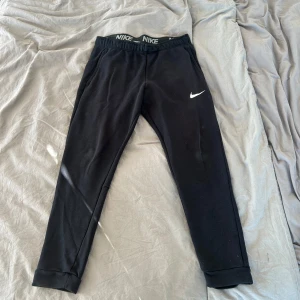 NIKE TRACK PANTS - Köpta för 700kr