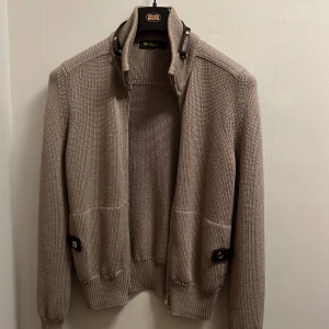 Loro piana cardigan  - Loro Piana Japan exklusiva Alpe Bomber Jumper.  Det är från några år tillbaka. Inspirerad av deras vintage the gift of kings sweatshirt som är deras mest kända föremål för män.  Mycket bra skick, inget slitage ser nytt ut!
