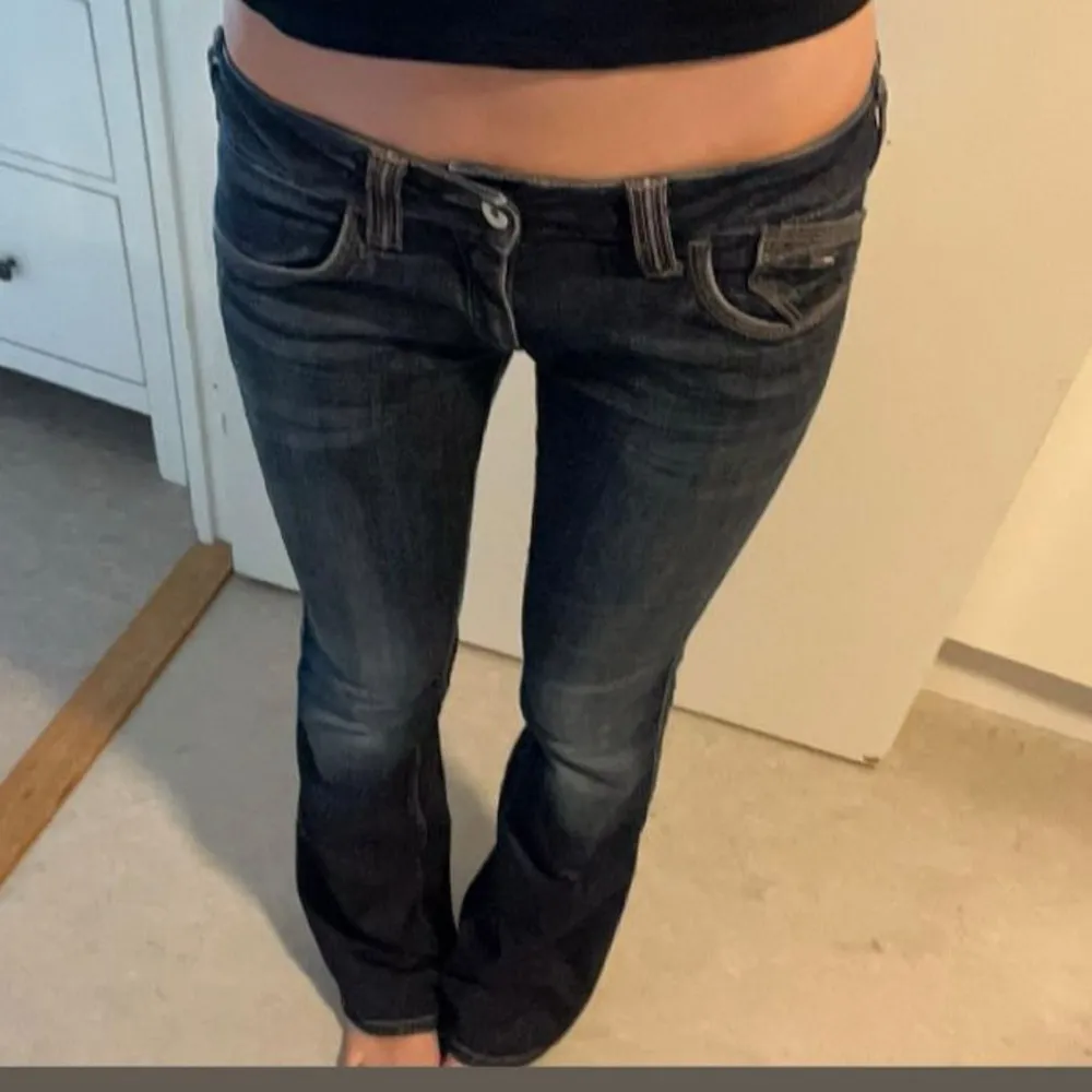 Super low waisted bootcut vintage jeans från Tommy Hilfiger, super bra skick och har bara lite slitage längst ner, W28 L32 men passar mig som brukar ha xs och s på jeans🫶. Jeans & Byxor.