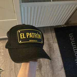 John hatter keps  - Säljer nu min El patron keps,säljer den pga att den aldrig kommer till någon användning  Skick 9/10  Säljer den bara för 250 då nypris är runt 600 Dustback medföljer  