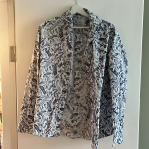 Skjorta - Skjorta från Bläck. Storlek M 39/40. Använd ca 5 gånger. Mycket bra skick. 