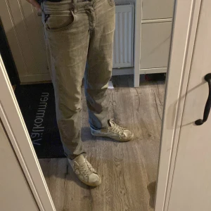 Replay jeans -  säljer nu mina replay jeans på grund av att jag har växt ut dem  Modellen heter thad och storleken är runt 28/32,skulle säga att en som är runt 175 så skulle de passa perfekt men de är till person till person  Säljer dem bara för 300kr nypris ca1000