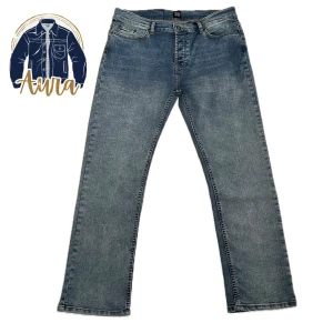 Jeans Montén (Nypris 1200 kr) - Sprillans nya jeans med fantastisk passform  i en stilren design. Utmärkt året om. Finns att välja i flera olika storlekar (se nedan) använd storleksguiden  28/28🟢 30/30🔴 30/32🔴 30/34🟢 32/30🟢 32/32🔴 32/34🟢 34/30🟢 34/32🟢 34/34🟢 36/34🔴