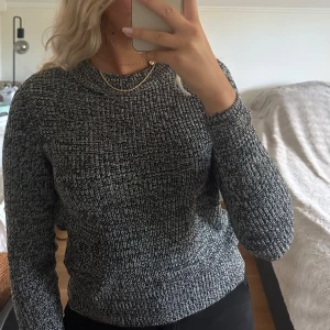 Stickad tröja från Vero Moda - Grå stickad tröja från Vero Moda i storlek XS. Använd ett par gånger, men är i extremt bra skick☺️