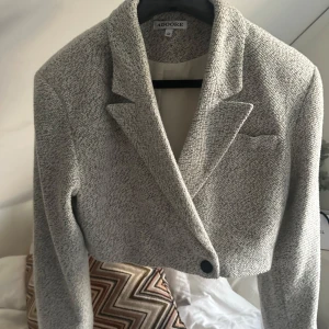 Kavaj  - Superfin croppad kavaj ifrån Adoore. Använd 2 gånger 