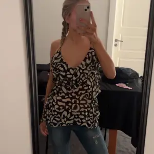 Säljer min mönstrade leopard topp i storlek S från Zara. Skiiit snygg. Helt som ny och har inga tecken på användning