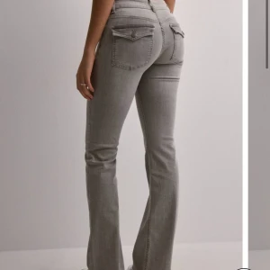 Low waist bootcut jeans - Säljer dessa ljusgrå low waist bootcut jeans från nelly som aldrig har kommit till användning🪩 Storlek 40, men små i storleken Nypris: 699kr