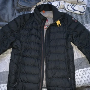 Parajumpers jacka - Parajumpers jacka i storlek S felfri och inga skador. Sälj pågrund av att jag inte använder den längre. För frågor och fler bilder kontakta mig. (Pris går att diskuteras vid snabbaffär)