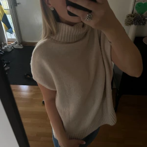 Stickad polo tröja - Perfekta höstplagget!! Skit snygg stickad polo kortärmad tröja! Den är i fint skick och materialet är supersjuk. 