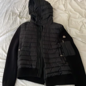 Moncler cardigan - Jag säljer min moncler jacka för jag inte andvänder den då den är för stor för mig. Skicket skulle jag säga är 9/10 den är inte andvänd jätte mycket. Där finns inga skador eller något sånt på jackan. Storleken är 2 vilket motsvarar M Men den passar L
