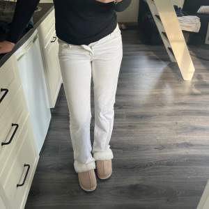 Säljer ett par snygga vita jeans, low waist straight. Använt fåtal gånger så är som nya. Perfekta för både vardag och fest! 💗