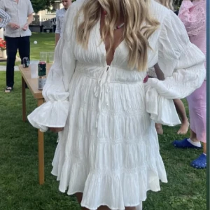 Studentklänning  - Supersnygg studentklänning i storlek 40, använd en gång på min student😊 passar bra på mig som är 178 och vanligtvis har strl M.