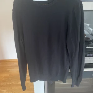 Svart grå stickad  - Tja, säljer denna svarta stickade tröja. Den är i bra skick. Pris akn diskuteras vid snabb affär! Original pris 299