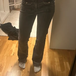 Lågmidjade jeans - Lågmidjade jeans från Gina Young i storlek 170, jag är 168 lång💗skriv om ni är intresserade💗