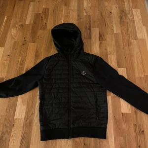 J Lindeberg cardigan - skitsnygg j lindeberg cardigan i storlek S. bra skick, inga konstigheter. Otroligt trendig och fräsch nu till hösten.  Hör av dig för fler bilder eller frågor