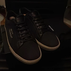 Saint laurent Court classic  - Storlek 42. Köpte dem föra året i augusti och inte alls mycket använda. Säljer pga jag inte tycker om dem så mycket. Allt ingår. Förhandlingsbart pris. Mvh