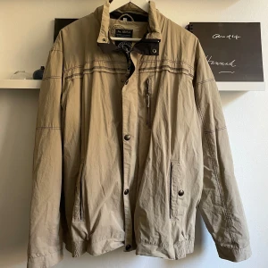 Jacka - Köpt second hand som ej kommer till användning. Fin oversizejacka