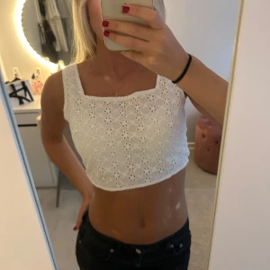 Topp - Vitt croppat linne i broderie anglaise. Aldrig använt, har prislapp kvar❤️❤️