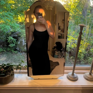 Svart lång klänning 🖤 - Svart lång tajt klänning från shein🖤superskönt material, bra skick!