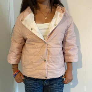 Trekvartsärmad herno liknande jacka i puderrosa - Hernoliknande jacka i puderrosa💞Super fin inför höst🥰