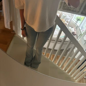Ljusblå bootcut jeans - Säljer ett par ljusblå bootcut jeans ifrån monki då dom intet kommer till användning. midjemått rakt över 34, innerbenslängden 80 cm