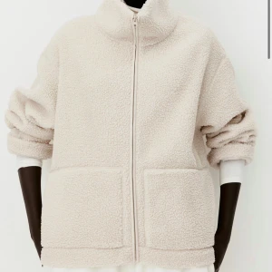 Teddy jacka - Jag säljer den trendiga teddyjackam från hm i storlek xs. Helt ny med prislapp! (Kan mötas i Stockholm samt skicka)
