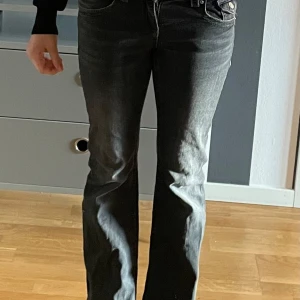Snygga Gina jeans  - Svarta Gina jeans med fickor. Nästan oanvända. Storlek 152 från Gina yung 