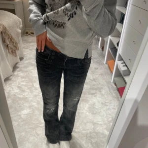 Ltb jeans - Storlek 27x30. Säljer dessa fina Ltb jeansen.  Har bara använt ett par gånger men ser helt nya ut. Tyvärr passade de inte mig för att de var för stor. Jag sydde in så det blir mer lågmidjade men man kan ta bort de fett enkelt. 