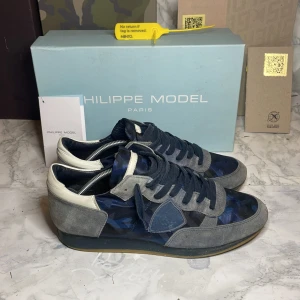 Philippe model - Ett par Philippe model i stl 41 de är i ett bra skicka och har färgen mörkblå