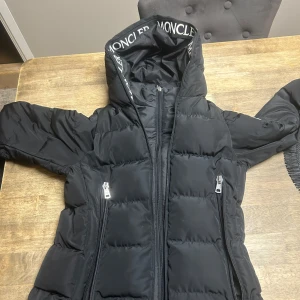 Moncler jacka - Dm för mer info