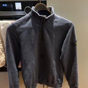 Stone Island hoodie - Stone Island Hoodie, säljer på grund att den är för liten. Nypris runt 2500 kr, pris kan diskuteras.