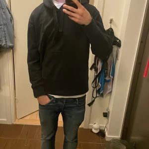 Acne studios hoodie - Acne studios hoodie vilket inte har några defekter förutom lite missfärgning på den silvriga cirkeln vid snörena. Om du har några frågor skriv gärna