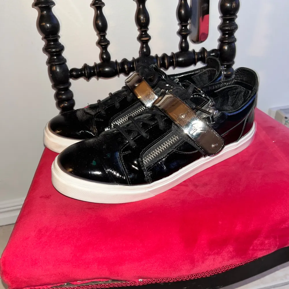 Säljer nu denna ovanliga modell av Giuseppe zanotti skor. Skorna är lite använda men det är ingenting som syns vid användning.  Bara att fråga om ni har några funderingar eller om det skulle vara någonting annat!. Skor.