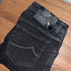 Jacob Cohen jeans  - Säljer väldigt snygga Jacob Cohen jeans. i perfekt skick knappt använt. Tveka inte på att höra av er vid flera frågor 