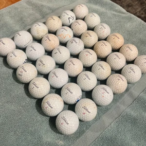 Titleist PROV1/X - Tjabba!  Investera i 32 toppbollar från Titleist, enligt många marknadens bästa bollar i golf. De flesta är i fint skick, vissa har små färgskillnader, reklam samt dekaler från förgående ägare. Nypris över 1000kr, vårt pris 245