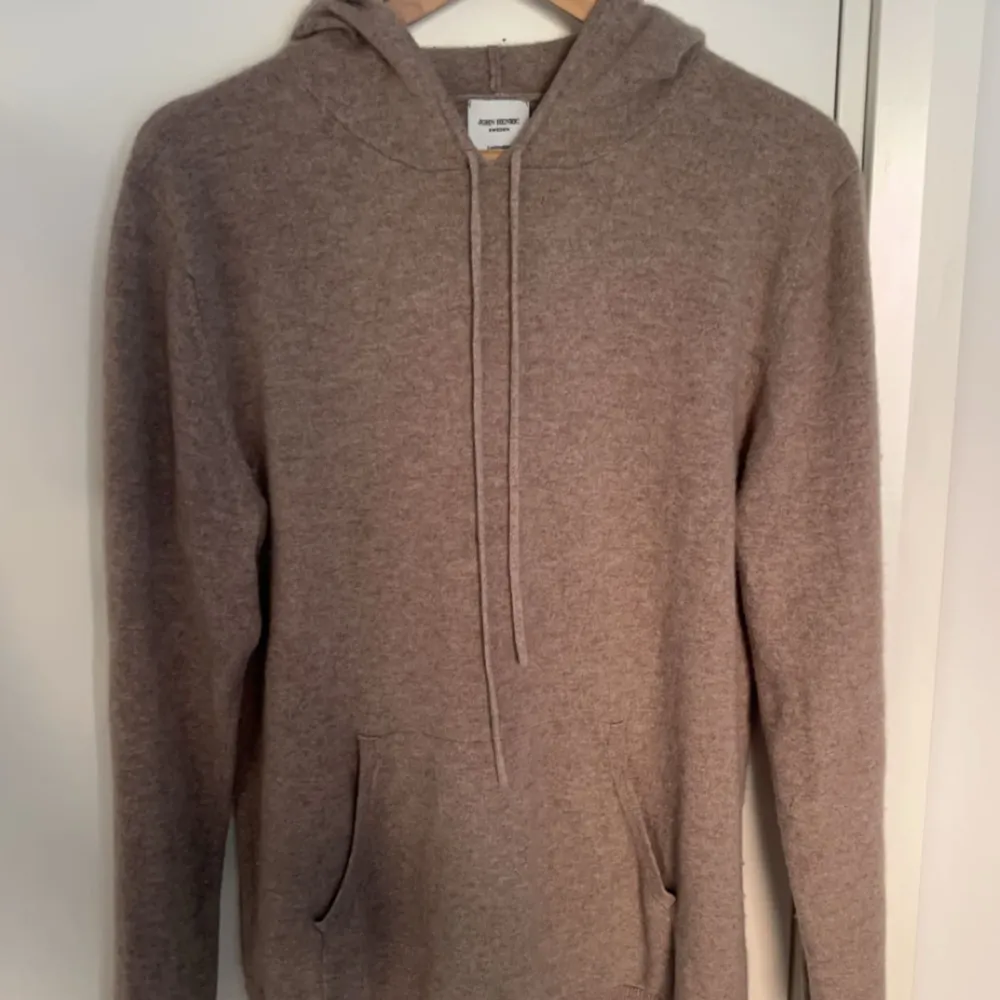 John Henric kashmir tröja brun/beige. Storlek L men passar även M. Extremt bra skick och kvalite. Nypris 2499kr mitt pris 999kr. Kom privat om frågor mm.. Hoodies.