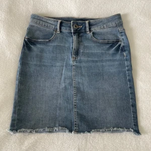 Jeanskjol  - Superfin och skön jeanskjol som har mycket stretch. Köpt från veromoda. Använd 1 gång så den är som ny.  Stl xs, med tanke på stretchen så skulle jag säga att den är mer som s.