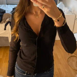 Mesh kofta  - Svart kofta med knappar 