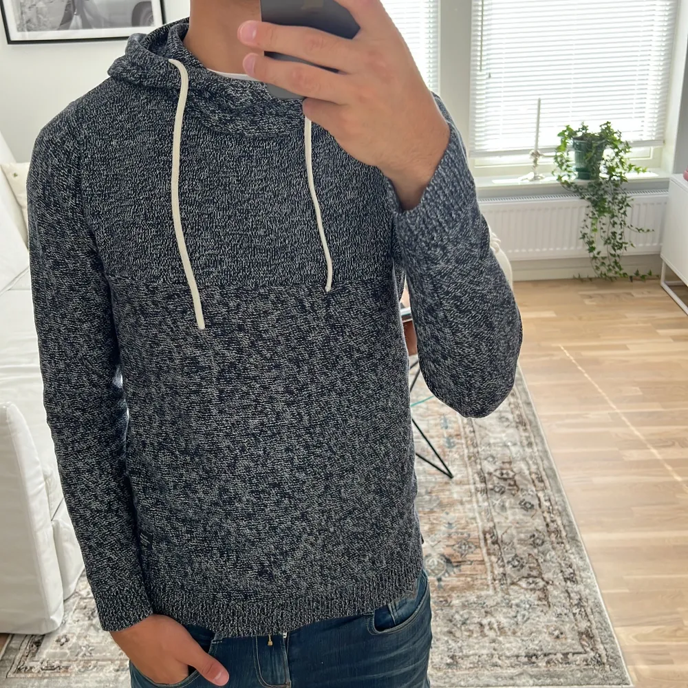 As fet hoodie, skick 10/10 inga defekter ingenting, storlek s passar mig som är 180 väger ca 70, priset kan diskuteras💯. Hoodies.