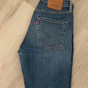 Levi's 511 Byxor  - Säljer ett par Levi's 511 byxor sparsamt använda i gott skick.   - Märke: Levi's - Modell: 511  - Storlek: W32/L30