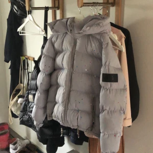 NVLTY jacka. - Säljer min fina jacka från NVLTY London. Köpte denna för två sen från England men när jag fick hem den så var den två storlekar för stora så kunde inte ha den på mig. Det är en croptop jacka.